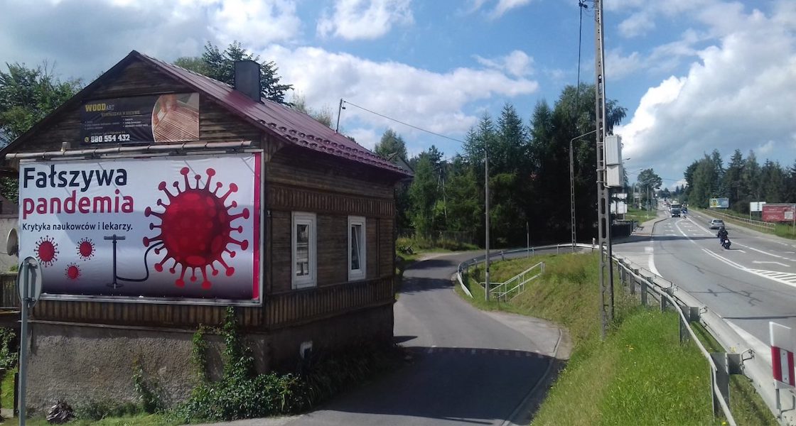 Fałszywa pandemia. Billboard przy zakopiance.