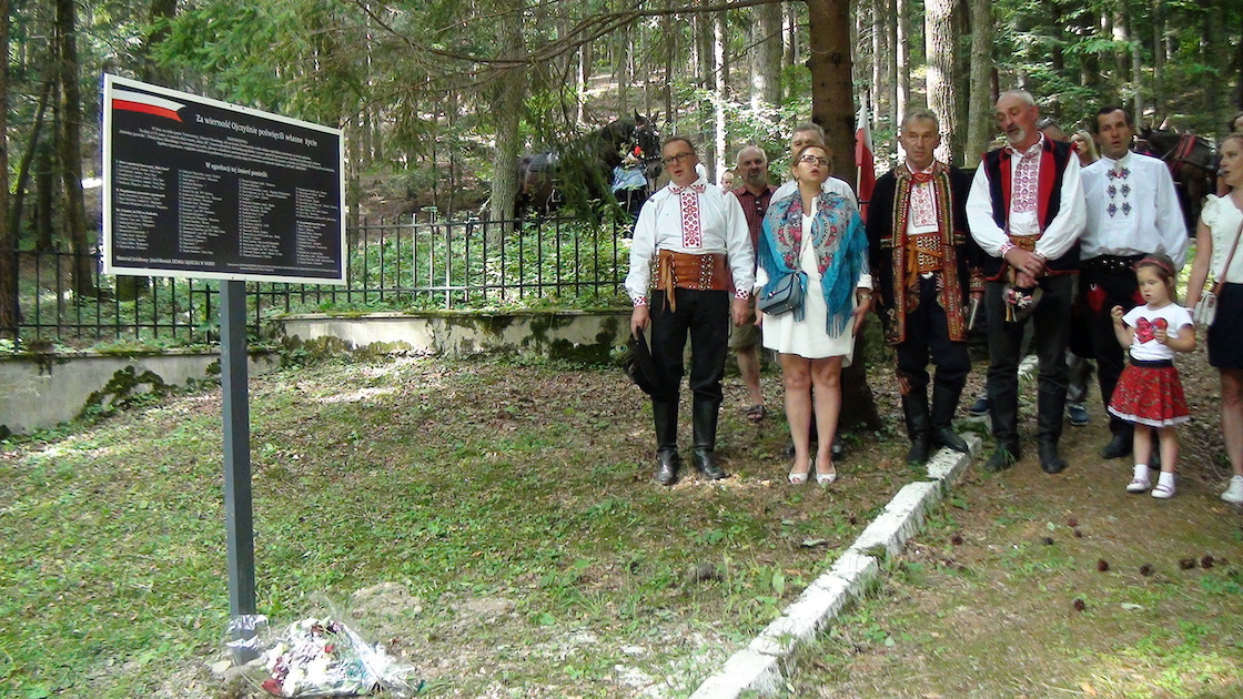 Mieszkańcy gminy Podegrodzie na odsłonięciu tablicy pamiątkowej w rocznicę wybuchu drugiej wojny światowej