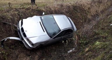 W Olszanie samochód osobowy wypadł z drogi