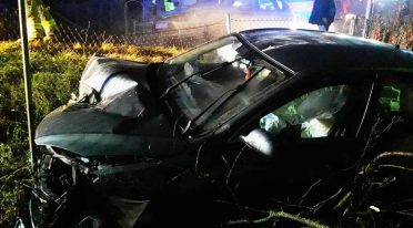 Naszacowice - samochód osobowy wypadł z drogi. Jedna osoba w szpitalu