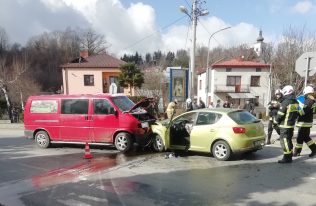 Zderzenie samochodów w centrum Podegrodzia