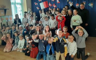 Społeczność Szkoły Podstawowej w Stadłach w akcji "Milion dzieci modli się na Różańcu"