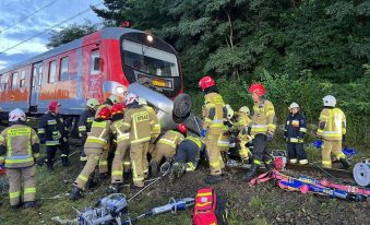 Zderzenie samochodu osobowego z pociągiem w Barcicach. Jedna osoba nie żyje