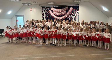 Przedszkolaki z Gminnego Przedszkola w Podegrodziu w kolejnej już edycji akcji MEN „Szkoła do hymnu”