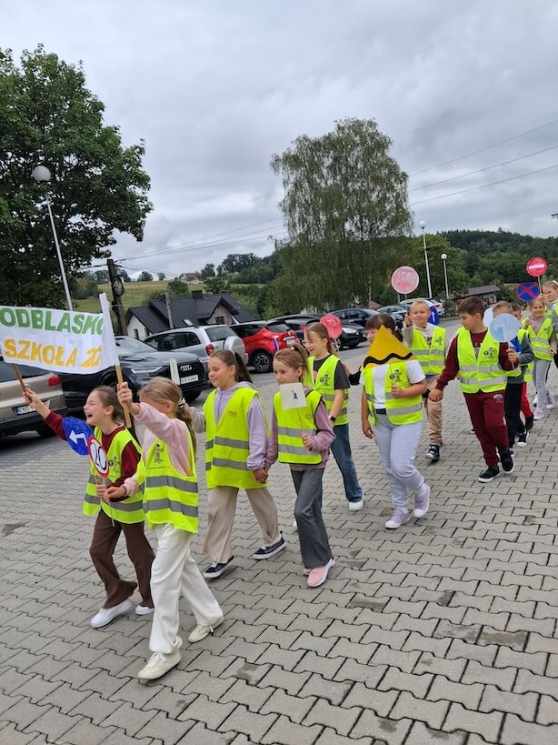 Akcje Szkoły Podstawowej im. św. Jadwigi Królowej Polski w Długołęce-Świerkli w ramach projektu „Odblaskowa Szkoła” – zdjęcie 8