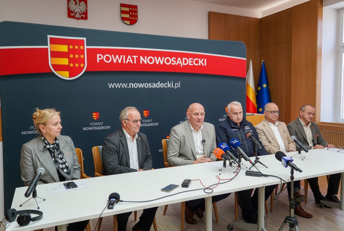 Konferencja prasowa w Starostwie Powiatowym w Nowym Sączu w sprawie bezpieczeństwa uczniów – przedstawiciele powiatu i Policji przy stole konferencyjnym