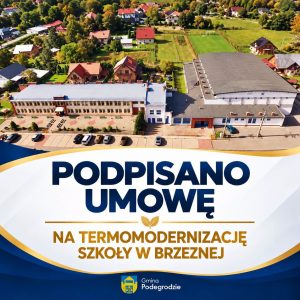Widok z lotu ptaka na budynek szkoły w Brzeznej z napisem „Podpisano umowę na termomodernizację szkoły w Brzeznej”