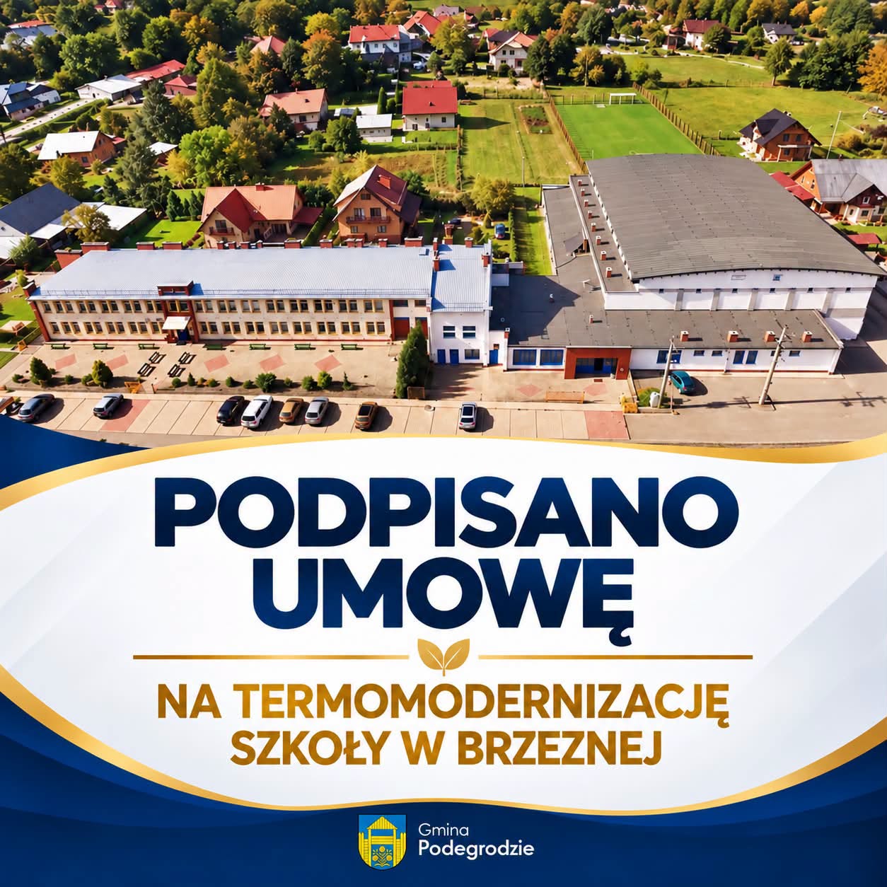 Widok z lotu ptaka na budynek szkoły w Brzeznej z napisem „Podpisano umowę na termomodernizację szkoły w Brzeznej”