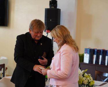 Wręczenie Złotej Odznaki Nowosądeckiej Izby Turystyki wójt gminy Podegrodzie podczas Sądeckich Laurów Turystycznych 2026