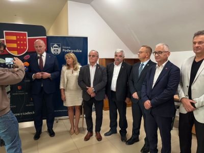 Otwarcie filii Wydziału Komunikacji i Transportu w Podegrodziu – przedstawiciele powiatu nowosądeckiego i gminy Podegrodzie w nowym punkcie obsługi