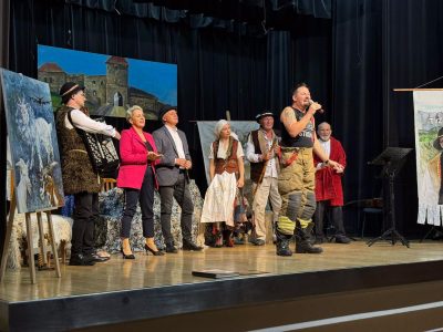 Aktorzy Teatru pod Zamkiem z Dobczyc w strojach góralskich na scenie GOK w Podegrodziu po spektaklu „Tyz prowda”