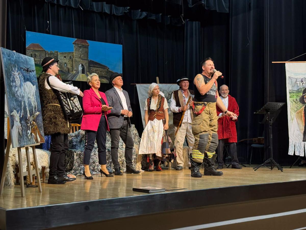 Aktorzy Teatru pod Zamkiem z Dobczyc w strojach góralskich na scenie GOK w Podegrodziu po spektaklu „Tyz prowda”